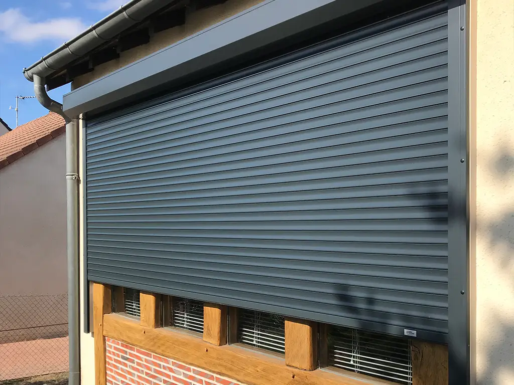 volets-roulants-noir-acier