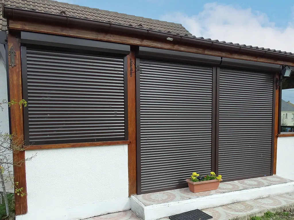 volets-roulants-noir-facade